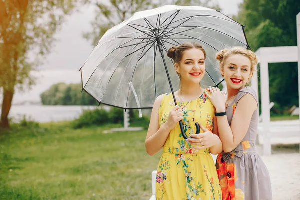 Dos chicas guapas en un parque de verano —  Fotos de Stock