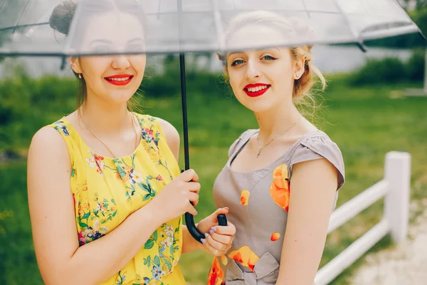 Yaz parkında iki güzel kız — Stok fotoğraf