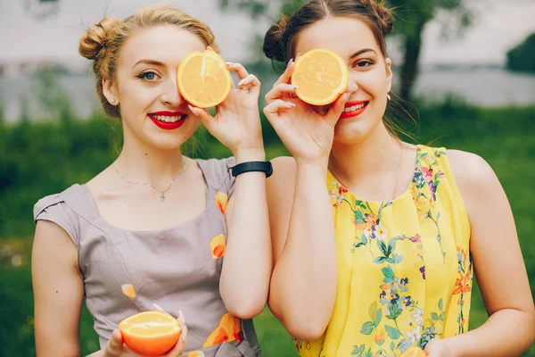 Dos chicas guapas en un parque de verano —  Fotos de Stock