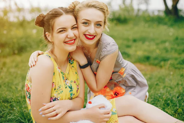 Due belle ragazze in un parco estivo — Foto Stock