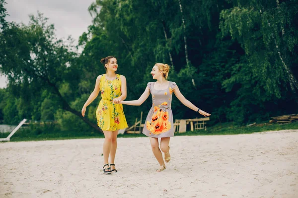 Deux jolies filles dans un parc d'été — Photo