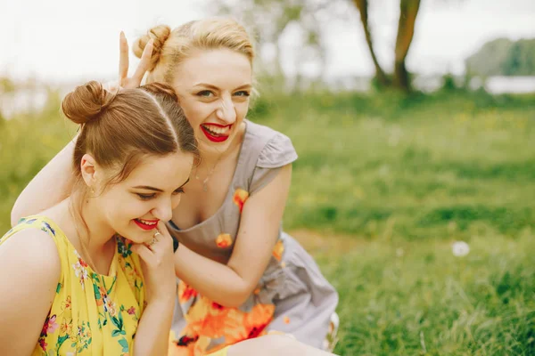 Deux jolies filles dans un parc d'été — Photo