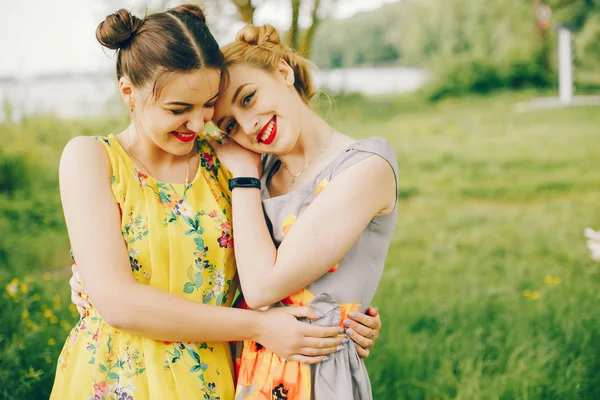 Deux jolies filles dans un parc d'été — Photo