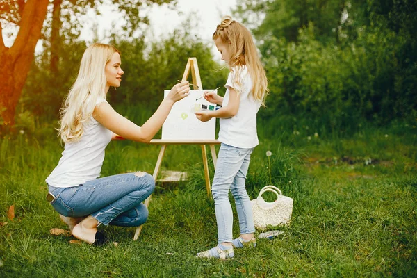 Madre con figlia disegno in un parco — Foto Stock