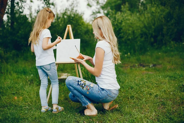 Madre con hija dibujando en un parque — Foto de Stock