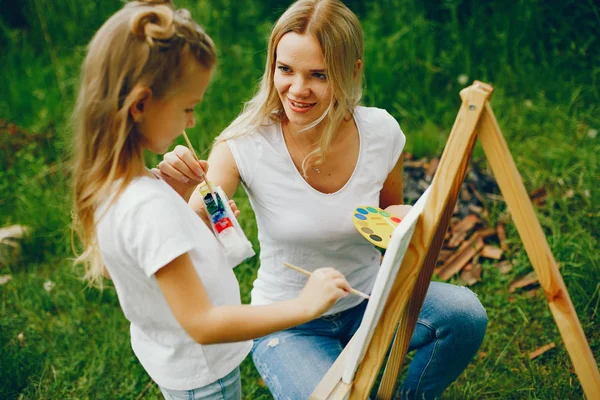 Madre con hija dibujando en un parque —  Fotos de Stock
