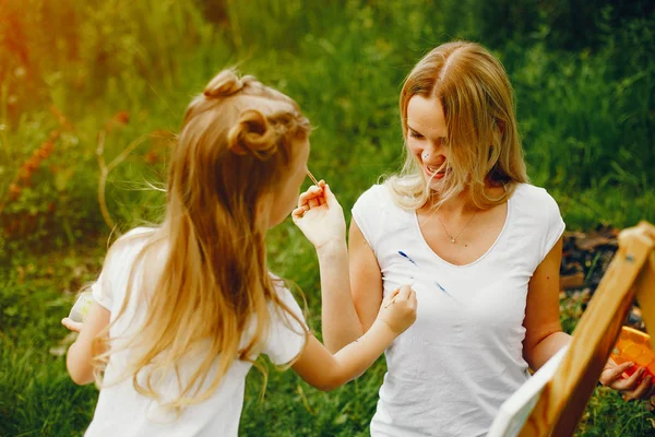 Madre con hija dibujando en un parque —  Fotos de Stock