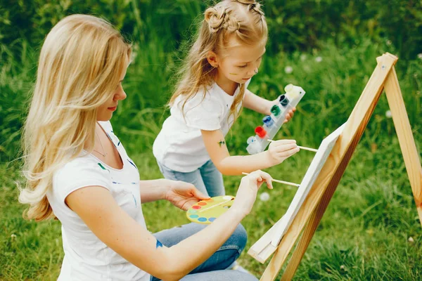 Madre con hija dibujando en un parque —  Fotos de Stock