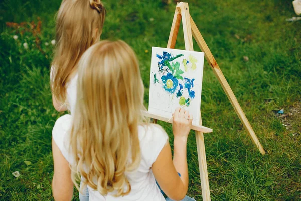 Мать с дочерью рисуют в парке — стоковое фото