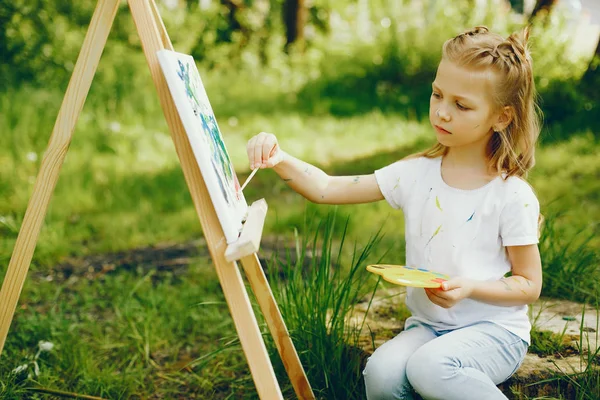 Linda niña pintando en un parque —  Fotos de Stock