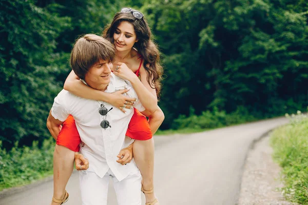 Schattig koppel in een zomer Park — Stockfoto