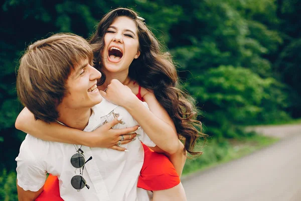 Linda pareja en un parque de verano — Foto de Stock