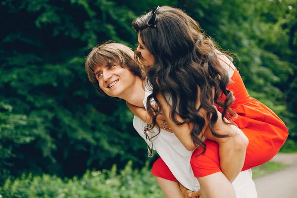 Linda pareja en un parque de verano — Foto de Stock