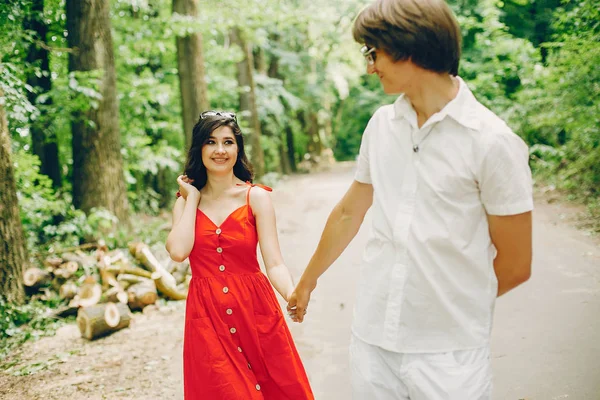 Schattig koppel in een zomer Park — Stockfoto