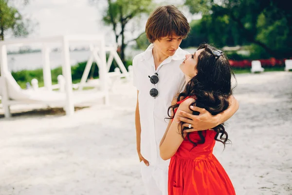 Casal bonito em um parque de verão — Fotografia de Stock