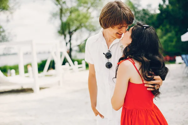 Schattig koppel in een zomer Park — Stockfoto