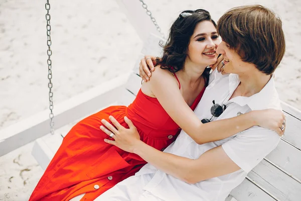 Linda pareja en un parque de verano — Foto de Stock