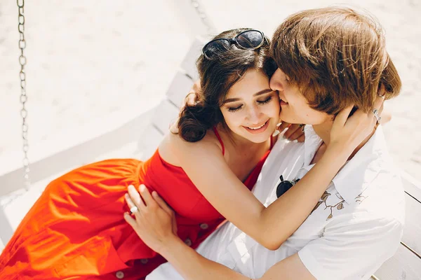 Linda pareja en un parque de verano — Foto de Stock