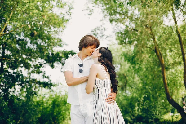 Söt par i en sommar Park — Stockfoto