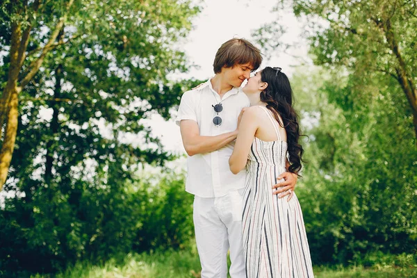 Nettes Paar in einem Sommerpark — Stockfoto