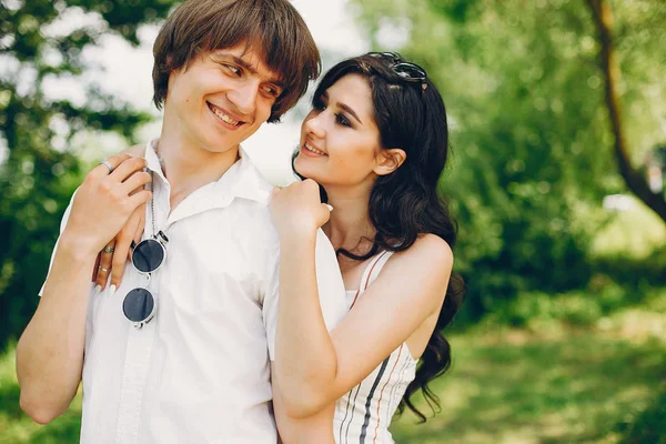 Casal bonito em um parque de verão — Fotografia de Stock