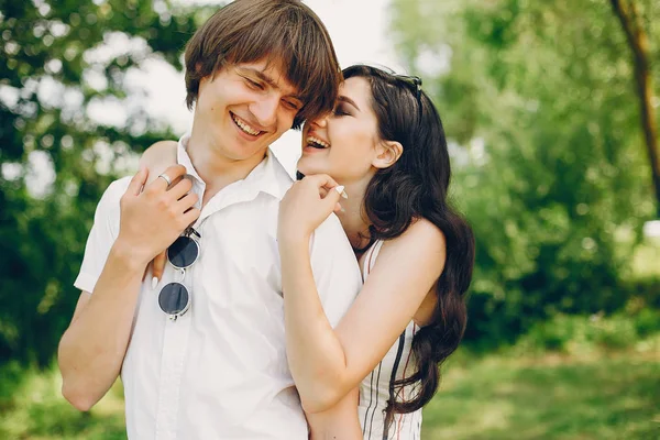 Linda pareja en un parque de verano —  Fotos de Stock