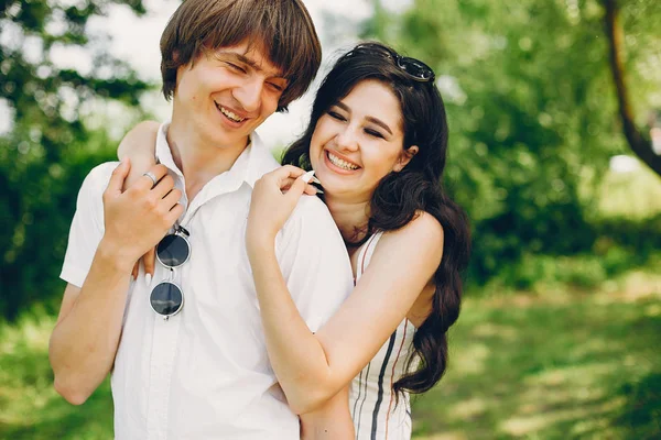 Nettes Paar in einem Sommerpark — Stockfoto