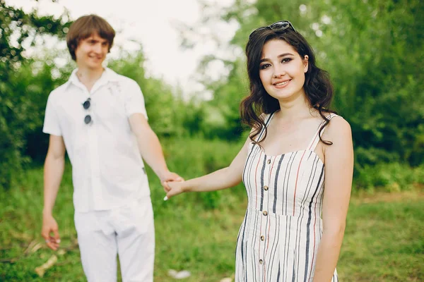 Casal bonito em um parque de verão — Fotografia de Stock