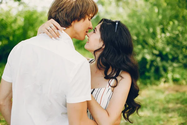 Schattig koppel in een zomer Park — Stockfoto