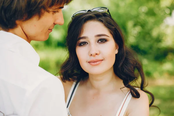 Schattig koppel in een zomer Park — Stockfoto