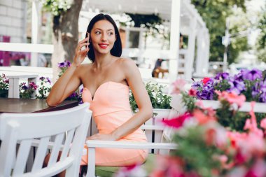 Cep telefonu ile zarif Bayan