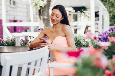 Cep telefonu ile zarif Bayan