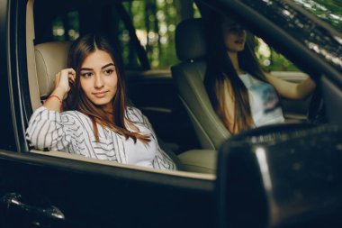 Arabada iki güzel kız