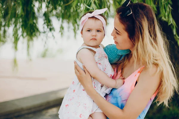 Moeder rust met haar dochter — Stockfoto