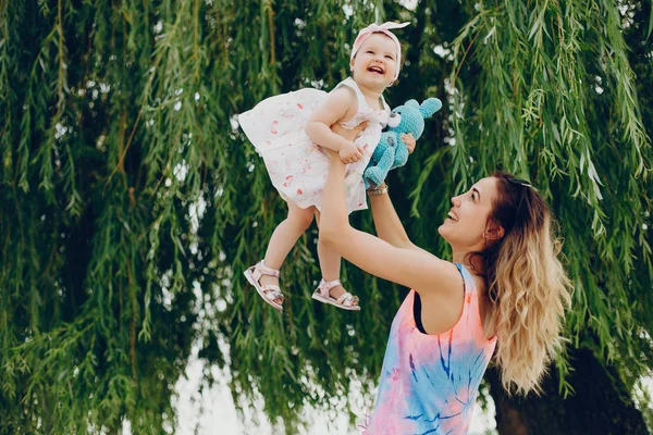 Mãe descansando com sua filha — Fotografia de Stock