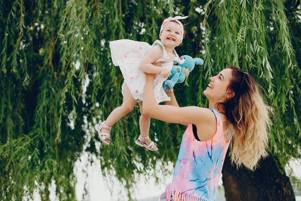 Mãe descansando com sua filha — Fotografia de Stock