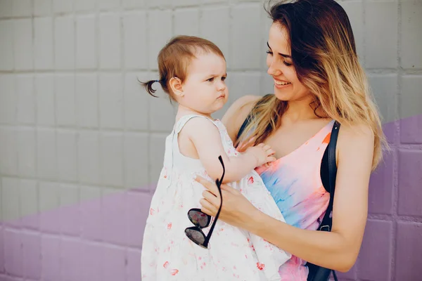 Mãe descansando com sua filha — Fotografia de Stock