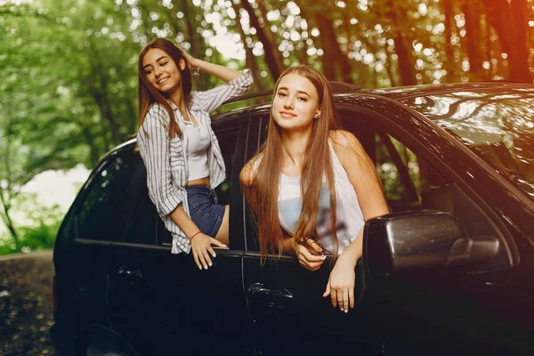 Dos chicas guapas en un coche — Foto de Stock