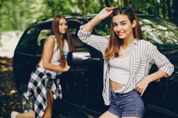Δύο κορίτσια κοντά στο αυτοκίνητο — Φωτογραφία Αρχείου