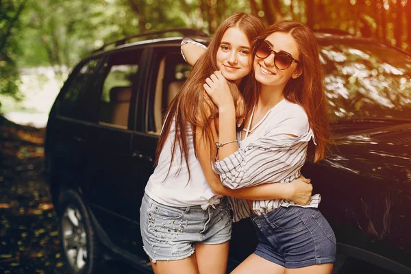 Dos chicas cerca del coche — Foto de Stock
