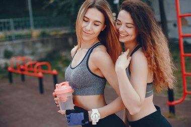 İki güzel kız spor meşgul