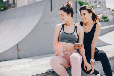 İki atletik kız dinlenmek zorunda