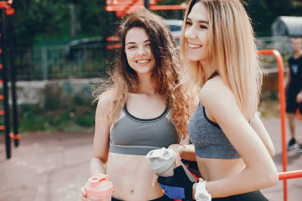 Dwie piękne dziewczyny są zaangażowane w sporcie — Zdjęcie stockowe
