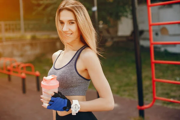 Hermosa chica con agua — Foto de Stock