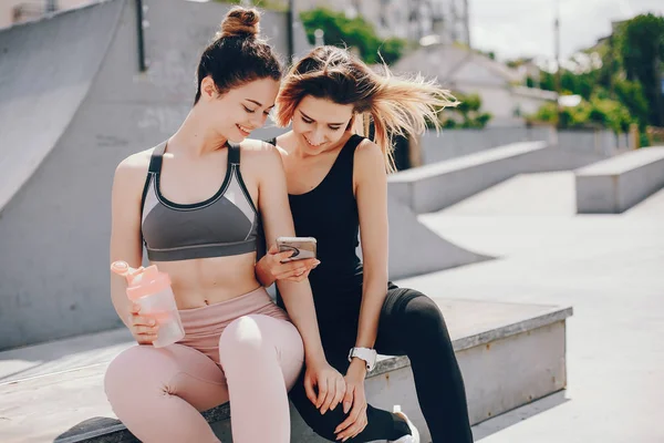 Duas meninas atléticas têm um resto — Fotografia de Stock