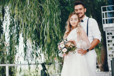 Bir parkta kocası ile güzel gelin