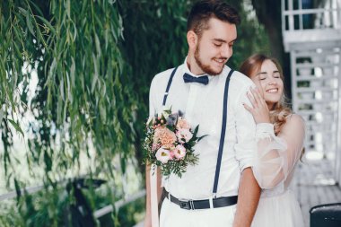 Bir parkta kocası ile güzel gelin