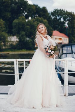 Uzun beyaz bir gelinlik güzel gelin