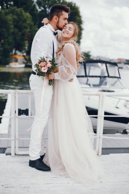 Bir parkta kocası ile güzel gelin