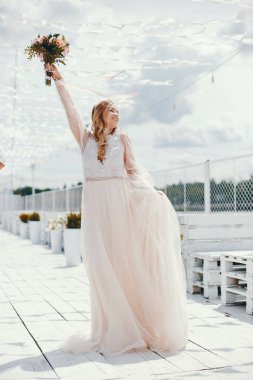 Uzun beyaz bir gelinlik güzel gelin